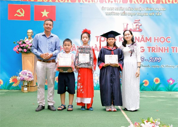 Liên đội tổ chức Hoàn thành chương trình tiểu học và Lễ tổng kết năm học 2018-2019